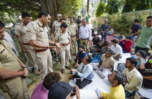 'लद्दाख भवन के बाहर कई लोगों को हिरासत में लिए जाने के बाद वांगचुक ने कहा, 'लोकतंत्र पर धब्बा' | '